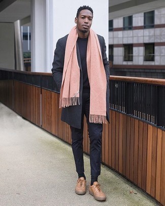 С чем носить розовый шарф мужчине: Темно-серое длинное пальто и розовый шарф — идеальный вариант для насыщенного выходного дня. Что до обуви, можно завершить образ светло-коричневыми кожаными низкими кедами.