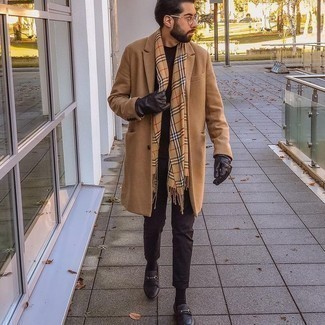 С чем носить светло-коричневый шарф в шотландскую клетку мужчине в холод: Если ты делаешь ставку на удобство и функциональность, светло-коричневое длинное пальто и светло-коричневый шарф в шотландскую клетку — превосходный вариант для стильного повседневного мужского образа. Весьма недурно здесь смотрятся темно-коричневые кожаные лоферы.