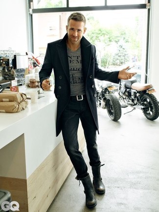 Как Ryan Reynolds носит Черное длинное пальто, Серая футболка с круглым вырезом с принтом, Черные джинсы, Черные кожаные повседневные ботинки