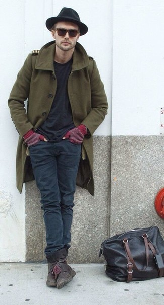 С чем носить красные шерстяные перчатки мужчине в прохладную погоду: Оливковое длинное пальто и красные шерстяные перчатки — стильный выбор джентльменов, которые всегда в движении. Любишь экспериментировать? Закончи лук темно-коричневыми кожаными повседневными ботинками.