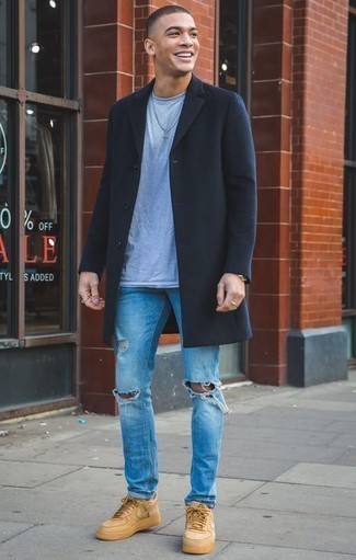 Какие длинные пальто носить с голубыми джинсами в 20 лет в теплую погоду в стиле кэжуал: Длинное пальто и голубые джинсы — отличный образ, если ты ищешь лёгкий, но в то же время модный мужской образ. Если сочетание несочетаемого привлекает тебя не меньше, чем проверенная классика, дополни этот лук светло-коричневыми кожаными низкими кедами.