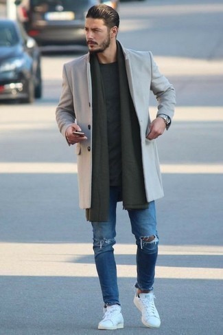 Какие джинсы носить с бежевым длинным пальто: Бежевое длинное пальто и джинсы — неотъемлемые предметы в гардеробе поклонников стиля кэжуал. Любишь дерзкие сочетания? Заверши свой ансамбль белыми кожаными низкими кедами.
