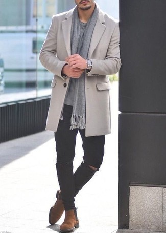 Как носить черные рваные джинсы с коричневыми замшевыми ботинками челси мужчине: Серое длинное пальто и черные рваные джинсы — неотъемлемые вещи в арсенале джентльменов с хорошим чувством стиля. Любители необычных луков могут дополнить образ коричневыми замшевыми ботинками челси, тем самым добавив в него толику классики.