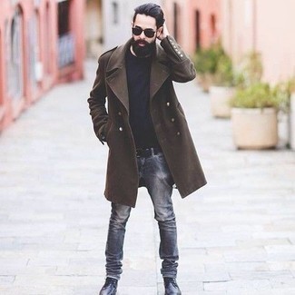 Как носить темно-коричневое длинное пальто с серыми джинсами осень в стиле смарт-кэжуал: Комбо из темно-коричневого длинного пальто и серых джинсов — прекрасный пример непринужденного офисного стиля для мужчин. Черные кожаные повседневные ботинки становятся великолепным дополнением к твоему образу. Подобное сочетание одежды наверняка будет пользоваться у тебя спросом осенью.