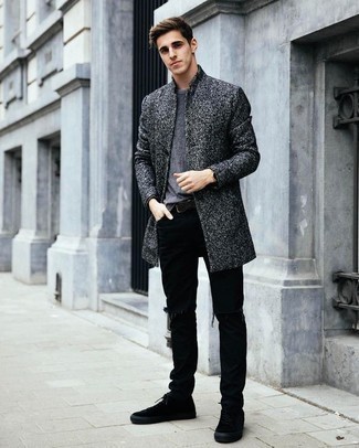 С чем носить серое длинное пальто в 20 лет в стиле кэжуал: Серое длинное пальто в паре с черными рваными джинсами однозначно будет привлекать взгляды красивых барышень. Черные замшевые низкие кеды прекрасно впишутся в лук.
