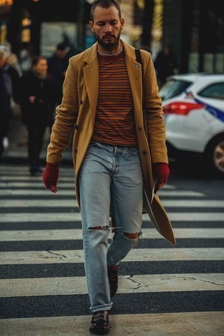 С чем носить красные шерстяные перчатки мужчине в прохладную погоду: Если в одежде ты ценишь удобство и функциональность, светло-коричневое длинное пальто и красные шерстяные перчатки — прекрасный вариант для модного мужского образа на каждый день. Этот лук получит свежее прочтение в тандеме с черными кожаными лоферами.