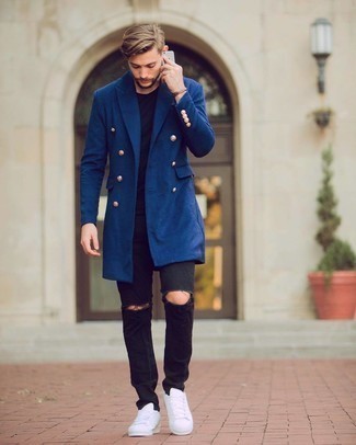 С чем носить темно-синее длинное пальто в теплую погоду: Темно-синее длинное пальто и черные рваные джинсы — неотъемлемые вещи в арсенале стильного мужчины. Что до обуви, белые низкие кеды из плотной ткани — наиболее целесообразный вариант.