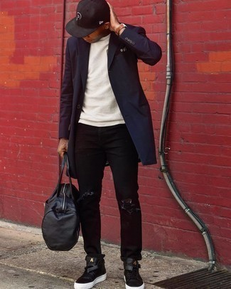 Как носить черные джинсы с черными кожаными высокими кедами в 20 лет мужчине в теплую погоду в спортивном стиле: Если ты ценишь удобство и практичность, не обходи стороной ансамбль из темно-синего длинного пальто и черных джинсов. Поклонники смелых вариантов могут завершить лук черными кожаными высокими кедами.