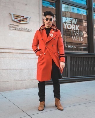 С чем носить красное длинное пальто: Сочетание красного длинного пальто и черных джинсов — интересный вариант для работы в офисе. В тандеме с коричневыми замшевыми ботинками челси такой образ смотрится особенно удачно.
