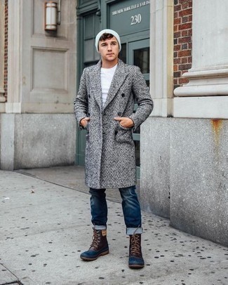 С чем носить бирюзовую шапку мужчине в холод: Если в одежде ты ценишь удобство и функциональность, серое длинное пальто и бирюзовая шапка — превосходный выбор для модного мужского ансамбля на каждый день. Если сочетание несочетаемого привлекает тебя не меньше, чем проверенная классика, дополни свой наряд темно-коричневым кожаным зимними ботинками.