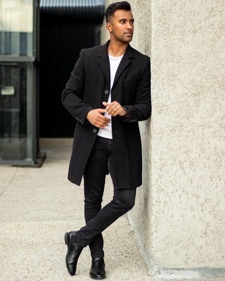 С чем носить черные джинсы мужчине: Комбо из черного длинного пальто и черных джинсов — необычный вариант для рабочего дня в офисе. Почему бы не привнести в повседневный образ чуточку эффектности с помощью черных кожаных ботинок челси?
