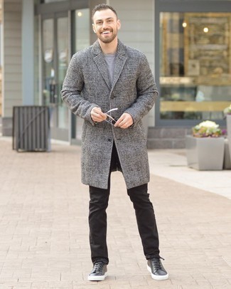 Как носить джинсы с длинным пальто в 30 лет осень в стиле кэжуал: Длинное пальто в сочетании с джинсами несомненно будет привлекать внимание прекрасных барышень. Такой ансамбль легко приспособить к повседневным условиям городской жизни, если надеть в тандеме с ним черные кожаные низкие кеды. Остановив выбор на таком осеннем луке, ты определенно будешь выглядеть выше всяких похвал.