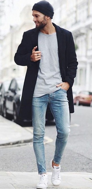 Какие зауженные джинсы носить с черно-белым длинным пальто: Черно-белое длинное пальто и зауженные джинсы — обязательные вещи в гардеробе парней с чувством стиля. Тебе нравятся незаурядные сочетания? Можешь завершить свой лук белыми низкими кедами.