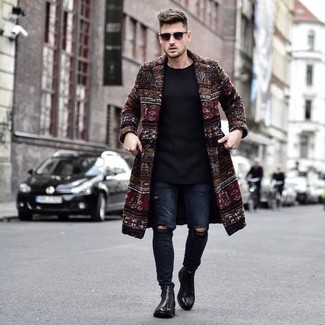 С чем носить темно-красное длинное пальто в 30 лет: Дуэт темно-красного длинного пальто и темно-синих рваных зауженных джинсов позволит подчеркнуть твою индивидуальность. Разнообразить лук и добавить в него немного классики помогут черные кожаные ботинки челси.
