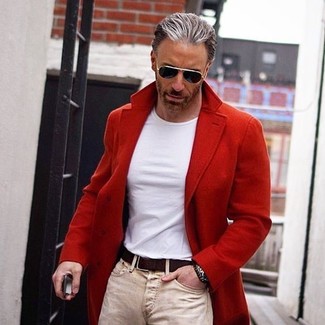 С чем носить бежевые джинсы за 50 лет мужчине в прохладную погоду: Красное длинное пальто и бежевые джинсы прочно обосновались в гардеробе современных парней, помогая создавать неприевшиеся и стильные луки.
