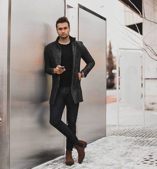 С чем носить черные зауженные джинсы мужчине в холод в стиле смарт-кэжуал: Если ты ценишь удобство и практичность, обрати внимание на такое сочетание темно-серого длинного пальто и черных зауженных джинсов. Если ты любишь смелые настроения в своих ансамблях, дополни этот темно-коричневыми замшевыми ботинками челси.