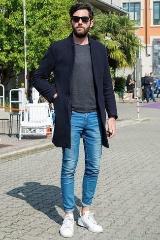 Как носить джинсы с длинным пальто в 30 лет в теплую погоду в стиле кэжуал: Сочетание длинного пальто и джинсов — образец современного городского стиля. Такой лук несложно приспособить к повседневным делам, если надеть в тандеме с ним бело-темно-синие кожаные низкие кеды.