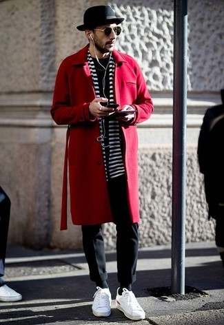 Модный лук: красное длинное пальто, черная футболка с круглым вырезом, черные классические брюки, белые кожаные низкие кеды