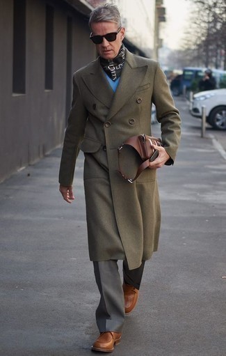 Как носить серые классические брюки с коричневыми кожаными монками за 50 лет: Тандем оливкового длинного пальто и серых классических брюк выглядит очень мужественно и элегантно. Если ты любишь более удобную обувь, останови свой выбор на коричневых кожаных монках.