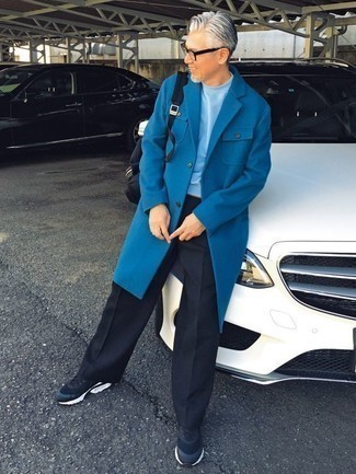 С чем носить темно-сине-белые кроссовки за 50 лет мужчине в прохладную погоду в стиле смарт-кэжуал: Синее длинное пальто в паре с черными классическими брюками позволит воссоздать строгий деловой стиль. Такой образ легко приспособить к повседневным реалиям, если надеть в сочетании с ним темно-сине-белые кроссовки.