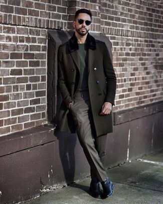 С чем носить темно-зеленое длинное пальто осень: Сочетание темно-зеленого длинного пальто и оливковых классических брюк поможет создать выразительный мужской лук. Любишь незаурядные решения? Можешь дополнить свой образ черными кожаными ботинками челси. Без сомнений, подобное сочетание одежды будет смотреться чудесно осенью.