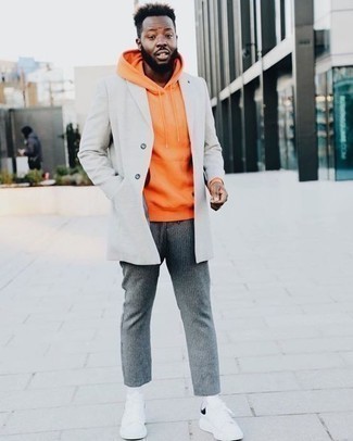 С чем носить оранжевый свитер мужчине в прохладную погоду: Оранжевый свитер и серые шерстяные брюки чинос в вертикальную полоску — must have элементы в гардеробе парней с превосходным вкусом в одежде. Любители экспериментировать могут закончить ансамбль бело-черными кожаными низкими кедами, тем самым добавив в него чуточку изысканности.
