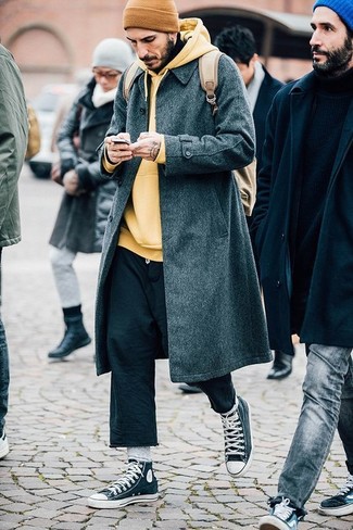 С чем носить зелено-желтый свитер мужчине осень: Практичное сочетание зелено-желтого свитера и черных брюк чинос позволит подчеркнуть твой индивидуальный стиль и выигрышно выделиться из серой массы. Хотел бы сделать образ немного строже? Тогда в качестве обуви к этому образу, стоит выбрать темно-серые высокие кеды. Разумеется, такой лук будет прекрасной идеей в погожий осенний день.