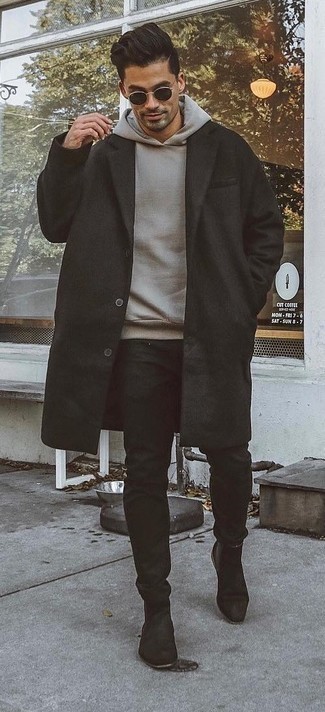 С чем носить серый свитер в 30 лет мужчине в прохладную погоду: Окружающие однозначно оценят твое чувство стиля, если увидят тебя в сером свитере и черных брюках чинос. Любишь эксперименты? Дополни ансамбль черными замшевыми ботинками челси.