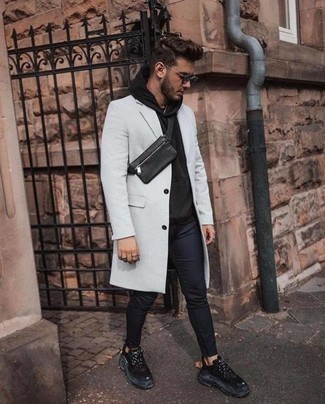 Какие длинные пальто носить с черными брюками чинос: Комбо из длинного пальто и черных брюк чинос поможет подчеркнуть твою индивидуальность. Любители смелых вариантов могут дополнить лук черными кроссовками.