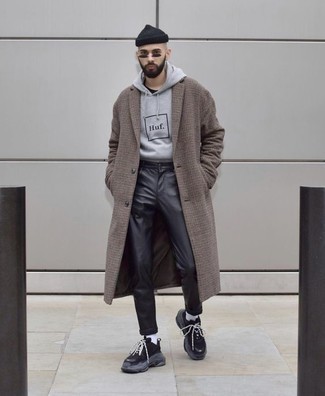 С чем носить черно-золотые кроссовки в 30 лет мужчине в холод в стиле кэжуал: Коричневое длинное пальто в клетку и черные кожаные джинсы — беспроигрышный выбор для создания мужского лука в элегантно-деловом стиле. Дополни образ черно-золотыми кроссовками, если не хочешь, чтобы он получился слишком формальным.
