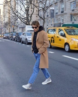 Какие джинсы носить с серыми высокими кедами мужчине: Если ты принадлежишь к той немногочисленной категории джентльменов, которые каждый день одеваются безукоризненно, тебе придется по душе тандем светло-коричневого длинного пальто и джинсов. Почему бы не привнести в этот образ толику фривольности с помощью серых высоких кед?