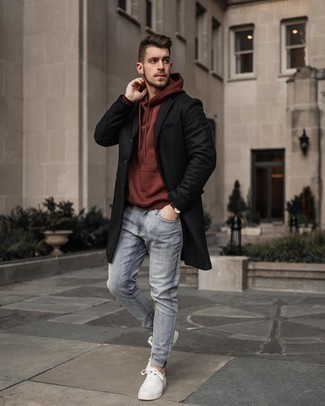 Как носить длинное пальто с джинсами в 30 лет в прохладную погоду: Комбо из длинного пальто и джинсов идеально подходит для офиса. Не прочь поэкспериментировать? Дополни образ белыми кожаными низкими кедами.