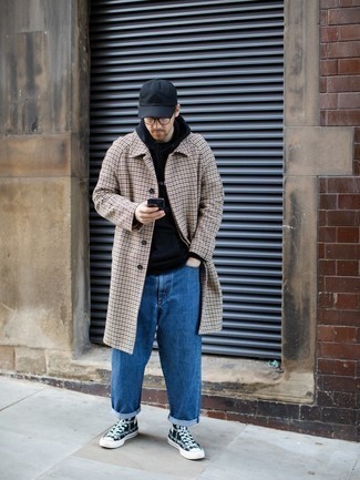 Модный лук: светло-коричневое длинное пальто с узором "гусиные лапки", черно-белый худи с принтом, синие джинсы, темно-синие высокие кеды из плотной ткани с принтом