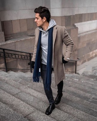 С чем носить светло-коричневое длинное пальто в холод: Светло-коричневое длинное пальто в паре с темно-серыми зауженными джинсами продолжает импонировать мужчинам, которые всегда одеты со вкусом. Такой образ получит новое прочтение в сочетании с черными кожаными ботинками челси.