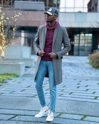 Какие джинсы носить с темно-пурпурным худи в 20 лет мужчине в холод в стиле кэжуал: Сочетание темно-пурпурного худи и джинсов - очень практично, и поэтому великолепно подходит для повседневой носки. Чтобы лук не получился слишком зализанным, можешь дополнить его белыми высокими кедами из плотной ткани с принтом.