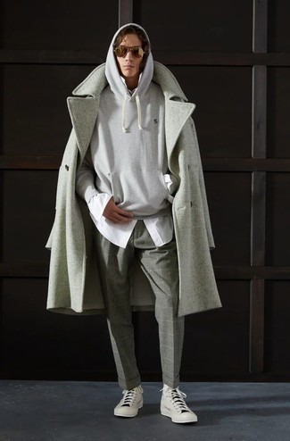 С чем носить серый свитер в 20 лет мужчине в прохладную погоду в стиле кэжуал: Серый свитер и серые брюки чинос в шотландскую клетку — хорошая идея для простого, но модного мужского образа. Любишь эксперименты? Дополни лук белыми высокими кедами из плотной ткани.