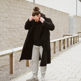 Какие кроссовки носить с черным длинным пальто в 30 лет в холод: Черное длинное пальто и серые спортивные штаны выигрышно впишутся в мужской лук в стиле casual. Чтобы ансамбль не получился слишком строгим, можешь надеть кроссовки.
