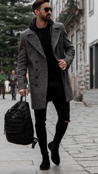 С чем носить черный рюкзак мужчине в холод в стиле кэжуал: Тандем темно-серого длинного пальто с узором "в ёлочку" и черного рюкзака - самый простой из возможных ансамблей для активного выходного дня. Не прочь добавить сюда немного элегантности? Тогда в качестве обуви к этому образу, стоит выбрать черные замшевые ботинки челси.