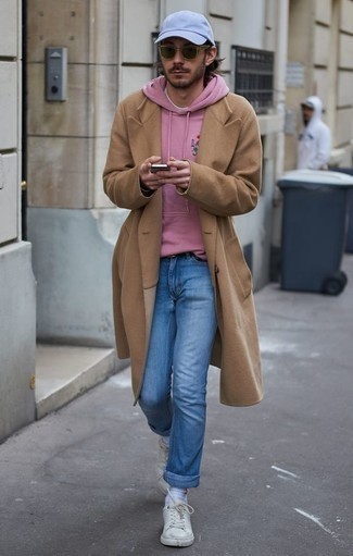Как носить розовый худи с белыми низкими кедами в 20 лет мужчине: Дуэт розового худи и голубых джинсов — образец современного стиля в большом городе. Вместе с этим образом великолепно выглядят белые низкие кеды.