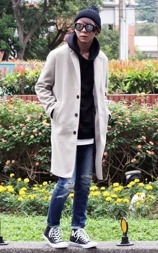 С чем носить бело-черное длинное пальто: Бело-черное длинное пальто и синие рваные джинсы — идеальный лук, если ты ищешь расслабленный, но в то же время стильный мужской лук. Ты можешь легко приспособить такой образ к повседневным нуждам, закончив его черно-белыми высокими кедами из плотной ткани.