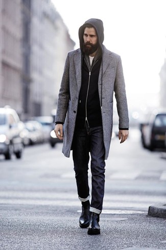 С чем носить серый шарф в 30 лет мужчине в холод: Серое длинное пальто и серый шарф — великолепная формула для создания привлекательного и простого образа. Очень недурно здесь выглядят черные кожаные ботинки челси.
