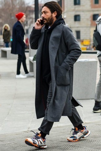 С чем носить серое пальто в 30 лет мужчине в стиле кэжуал: Серое пальто и серые брюки чинос в вертикальную полоску — неотъемлемые вещи в классическом мужском гардеробе. В сочетании с разноцветными кроссовками такой лук выглядит особенно выгодно.