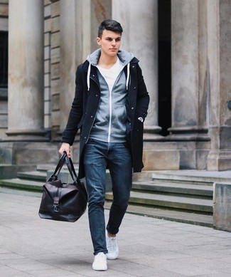 С чем носить низкие кеды мужчине в холод: Черное длинное пальто и темно-синие джинсы — неотъемлемые вещи в арсенале джентльменов с отменным чувством стиля. Создать интересный контраст с остальными составляющими этого образа помогут низкие кеды.