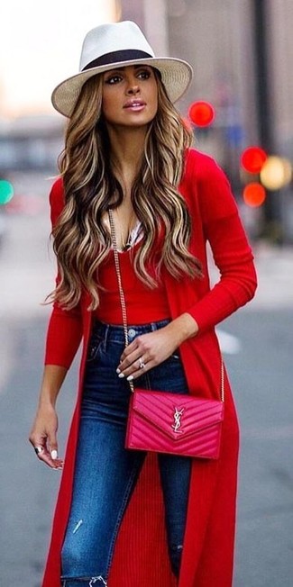 Модный лук: красный длинный кардиган, красная вязаная майка, синие рваные джинсы скинни, ярко-розовая кожаная стеганая сумка через плечо