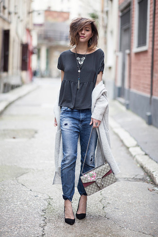 Модный лук: серый длинный кардиган, темно-серая футболка с круглым вырезом, синие рваные джинсы-бойфренды, черные замшевые туфли