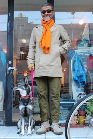 Модный лук: серый дождевик, оливковые брюки чинос, серые замшевые ботинки дезерты, оранжевый шарф