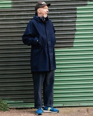 С чем носить синее пальто мужчине осень в стиле кэжуал: В тандеме друг с другом синее пальто и темно-синие брюки чинос смотрятся очень выгодно. Что до обуви, синие кроссовки — наиболее подходящий вариант. Безусловно, подобное сочетание будет выглядеть невероятно стильно в ясный осенний день.