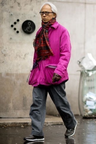 С чем носить красно-черный шарф в шотландскую клетку за 50 лет мужчине: Сочетание ярко-розового дождевика и красно-черного шарфа в шотландскую клетку - очень практично, и поэтому идеально для создания беззаботного повседневного  образа. Пара черных кроссовок чудесно гармонирует с остальными элементами ансамбля.