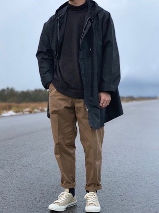 С чем носить черный дождевик в 30 лет мужчине в теплую погоду: Черный дождевик и коричневые брюки чинос — обязательные элементы в гардеробе джентльменов с чувством стиля. Очень выгодно здесь выглядят бежевые низкие кеды из плотной ткани.