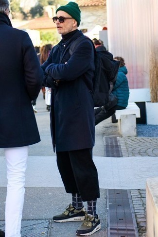 Какие дождевики носить с оливковыми кроссовками мужчине: Комбо из дождевика и черных брюк чинос — великолепная идея для воплощения мужского ансамбля в элегантно-деловом стиле. Ты сможешь легко приспособить такой лук к повседневным нуждам, надев оливковыми кроссовками.
